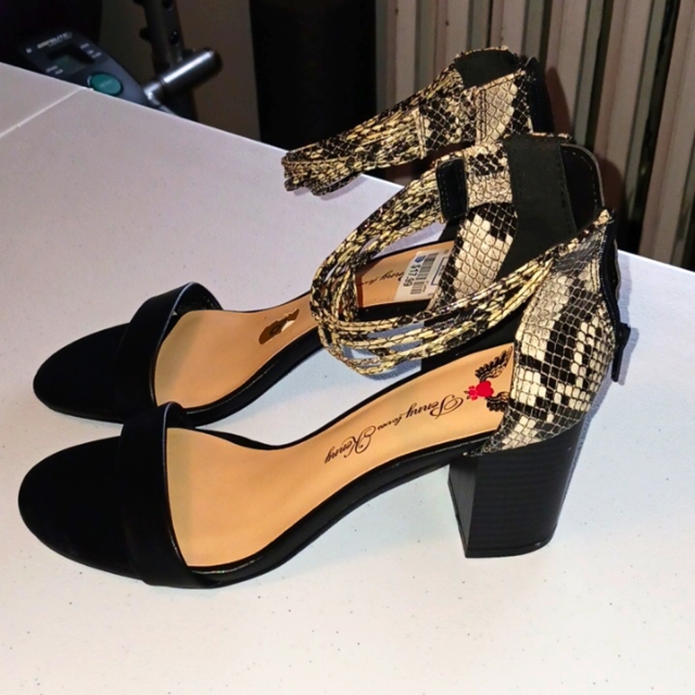 Shoes - Picture 2 of 4